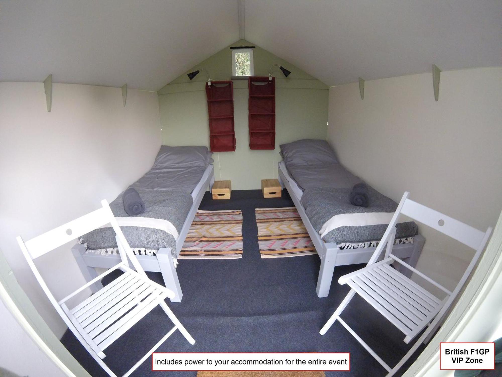 Silverstone Glamping And Pre-Pitched Camping With Intentsgp Room photo