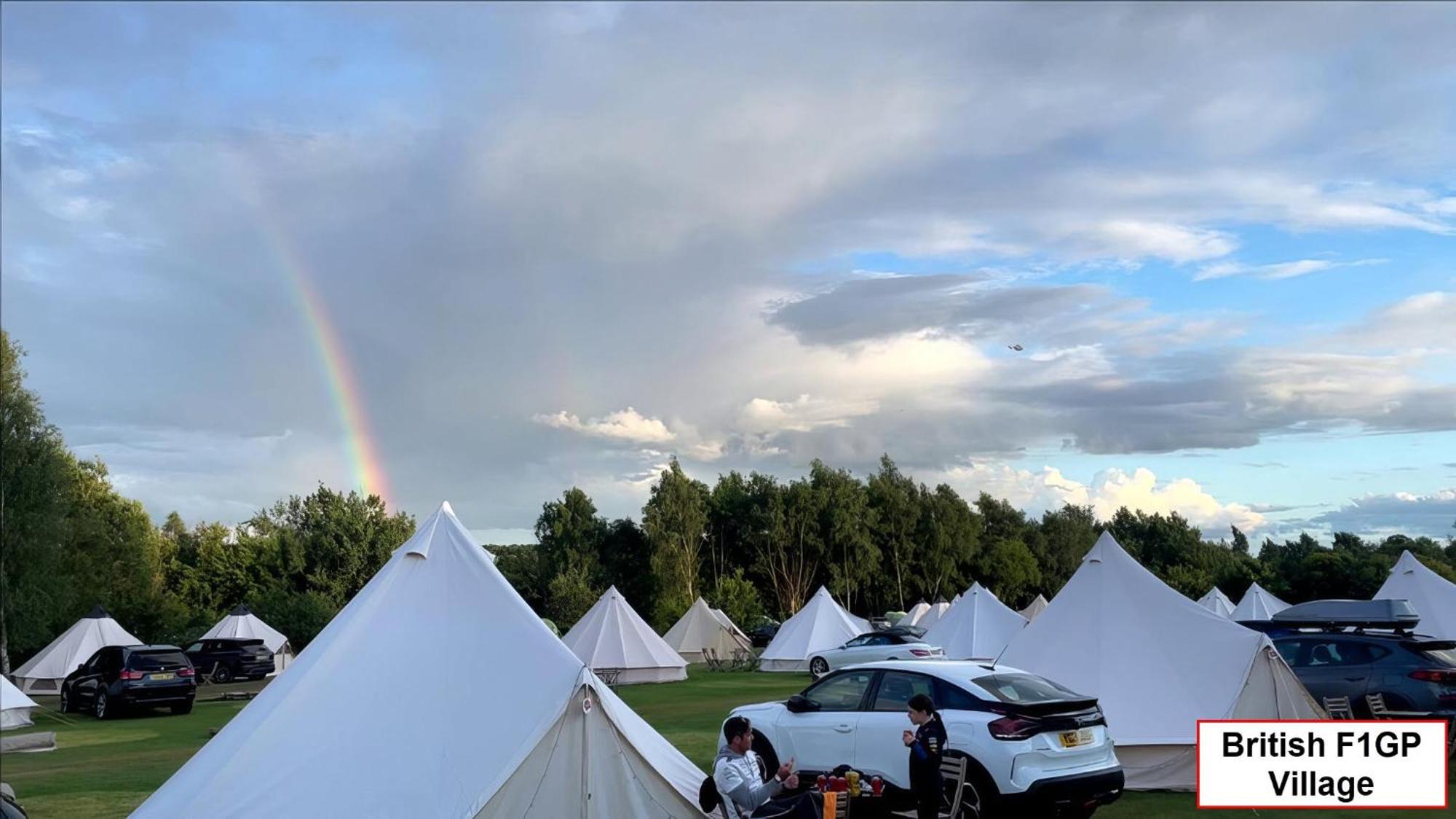Silverstone Glamping And Pre-Pitched Camping With Intentsgp Exterior photo